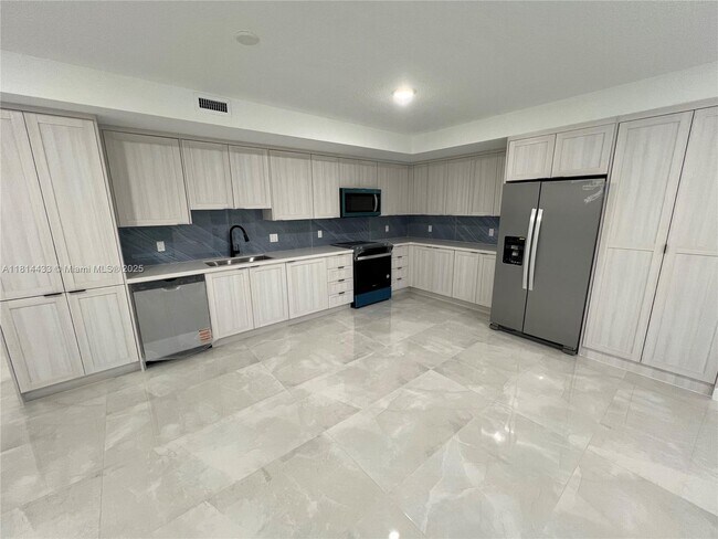 14617 SW 262nd St in Naranja, FL - Building Photo - Building Photo