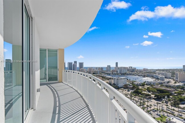 1745 E Hallandale Beach Blvd, Unit PH05 in Hallandale Beach, FL - Building Photo - Building Photo