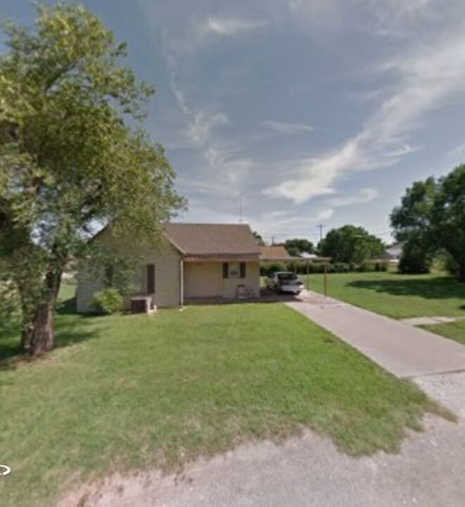 221 Christman St in Okeene, OK - Building Photo