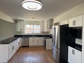 8669 Crestview Dr in Sterling Heights, MI - Building Photo - Building Photo