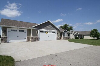 1439 Anthem Dr in Neenah, WI - Building Photo - Building Photo