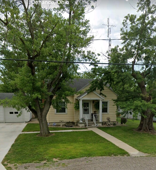 1215 Hopkins St in Defiance, OH - Foto de edificio