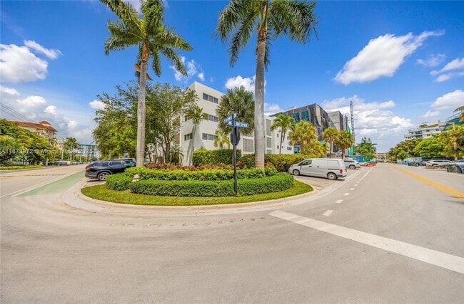property at 10001 W Bay Harbor Dr