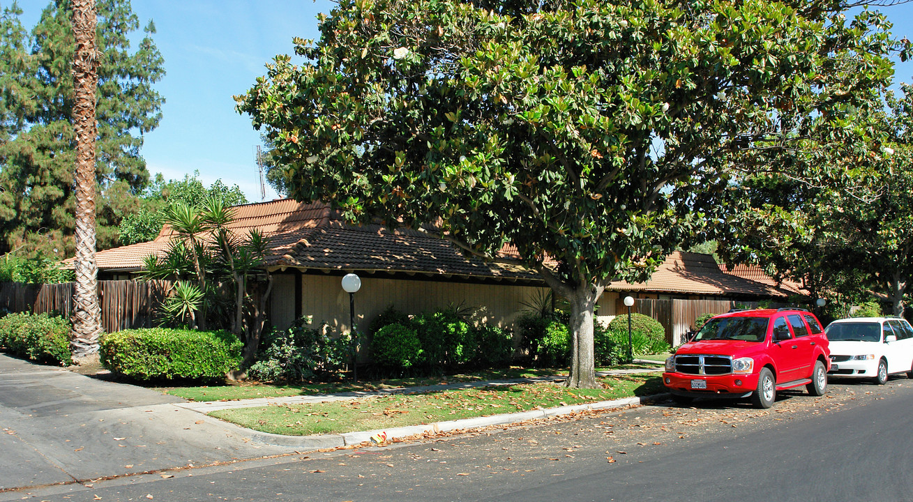 Barcelona Apartments in Fresno, CA - Building Photo