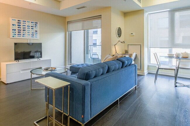 210 Adelaide St W in Toronto, ON - Building Photo - Building Photo