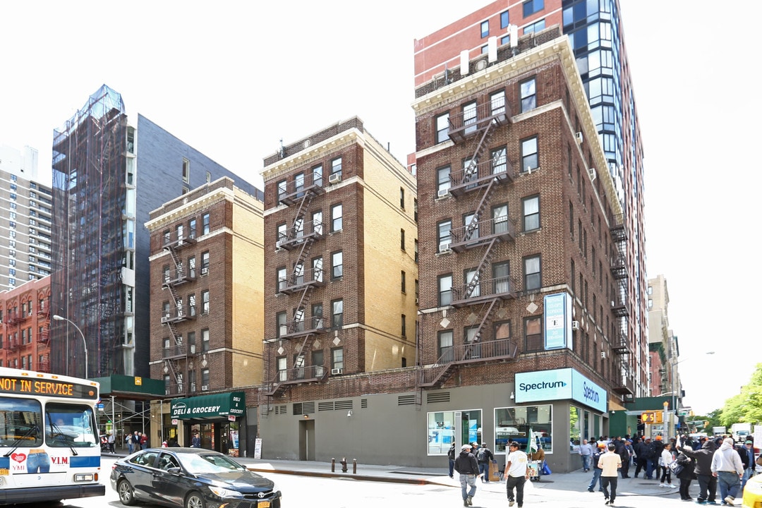 2552 Broadway in New York, NY - Building Photo