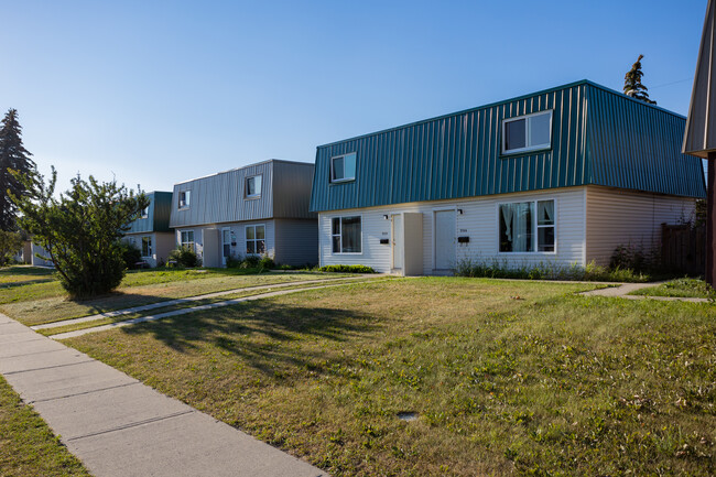 7575 Bowness Rd NW in Calgary, AB - Building Photo - Building Photo