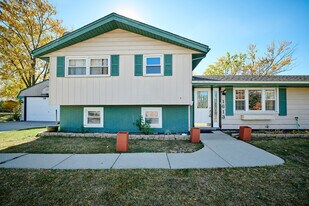 1613 Hartmann Dr in Schaumburg, IL - Building Photo