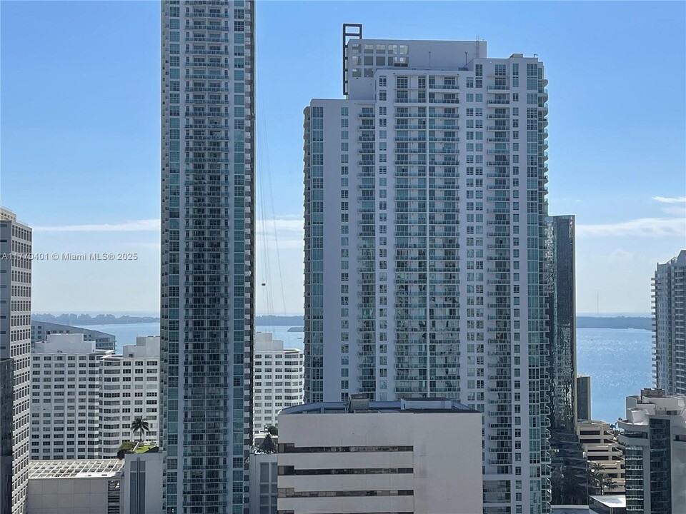 45 SW 9th St in Miami, FL - Building Photo