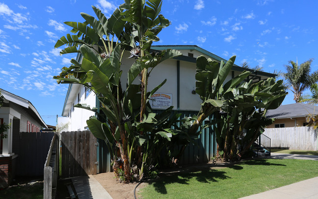 Ocean Breeze Apartments in Oceanside, CA - Building Photo - Building Photo