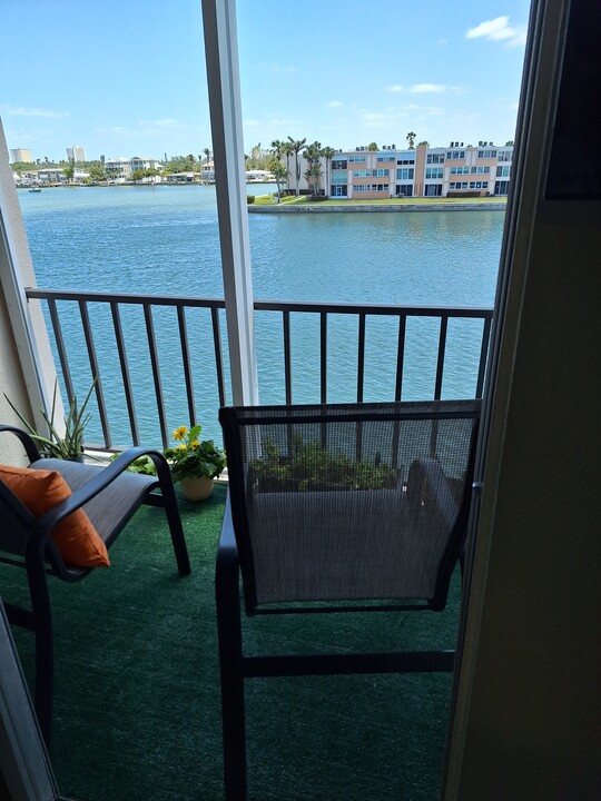 7645 Sun Island Dr S, Unit 307 in South Pasadena, FL - Foto de edificio