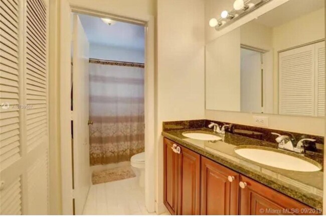 288 NW 74th Way in Plantation, FL - Foto de edificio - Building Photo
