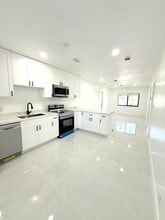 209 NW 10th St, Unit 4 in Hallandale Beach, FL - Foto de edificio - Building Photo