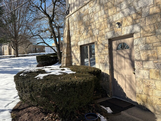 11 Maple Ave, Unit 101 in Greenwich, CT - Foto de edificio - Building Photo
