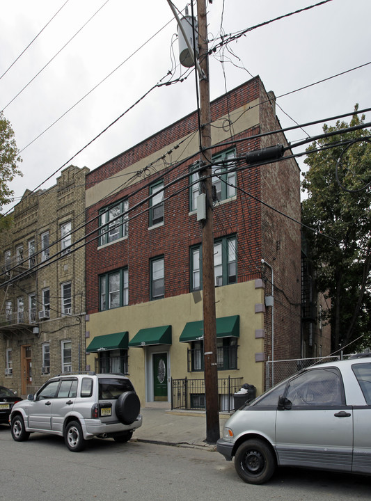 213 Woodward St in Jersey City, NJ - Building Photo