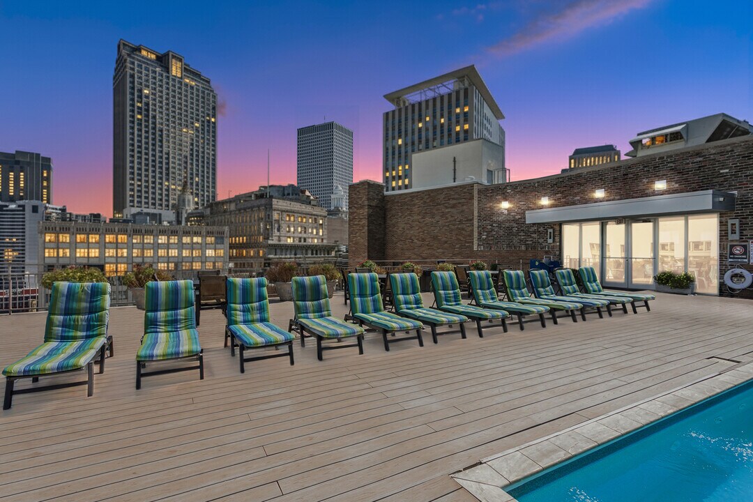 925 Common in New Orleans, LA - Building Photo