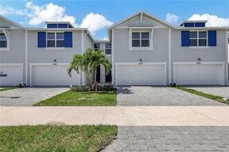 5767 SE Edgewater Cir in Stuart, FL - Building Photo - Building Photo