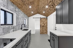 889 NW 102nd St in Miami, FL - Building Photo