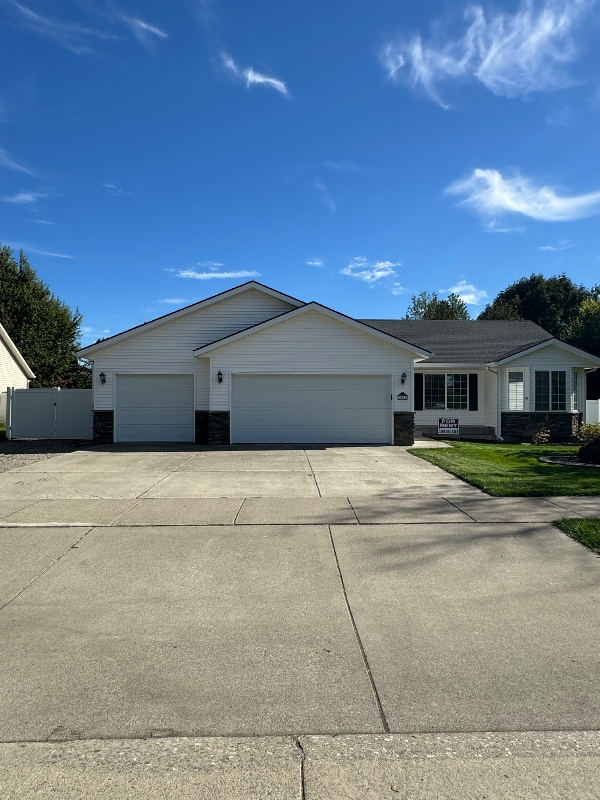 property at 2598 W Broadmoore Dr