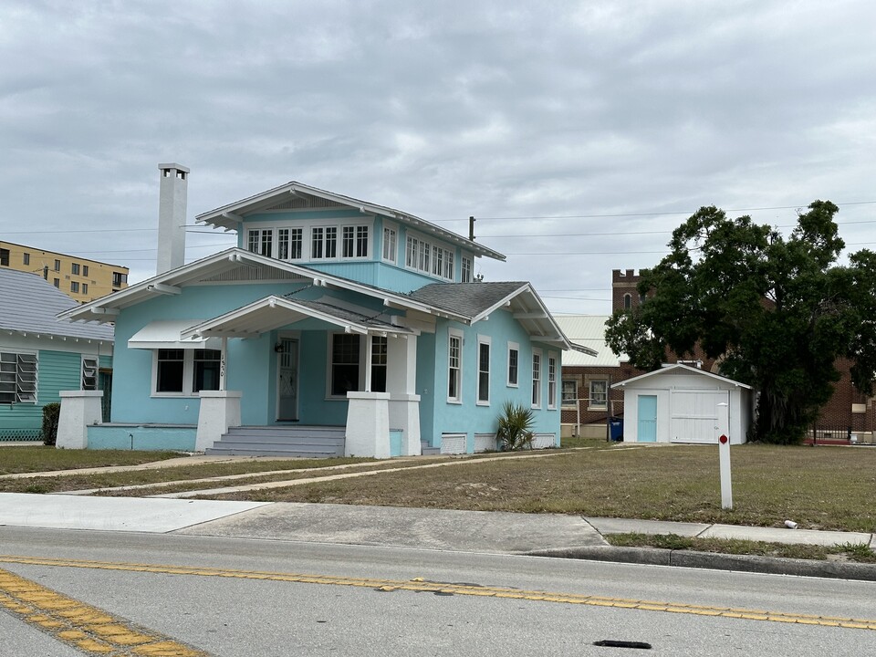 1870 Lakeview Dr in Sebring, FL - Foto de edificio