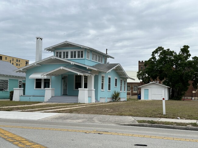 property at 1870 Lakeview Dr