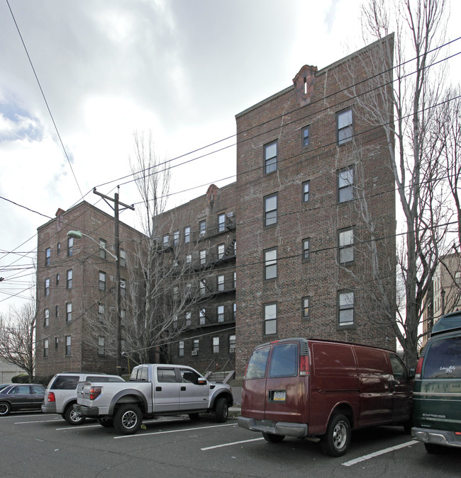 Plattykill Manor Apartments in Bayonne, NJ - Building Photo - Building Photo