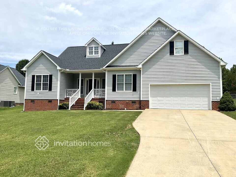 1549 Finnsbury Dr in Burlington, NC - Building Photo