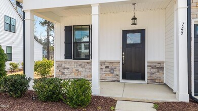 745 Putney Hl Rd in Zebulon, NC - Foto de edificio - Building Photo