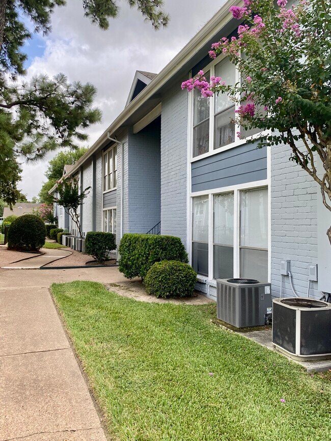 Ashley Crest in Houston, TX - Foto de edificio - Building Photo