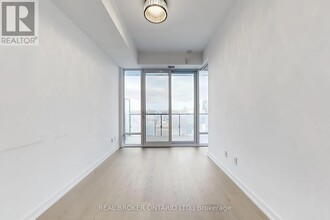 488-2488 University Ave in Toronto, ON - Building Photo - Building Photo