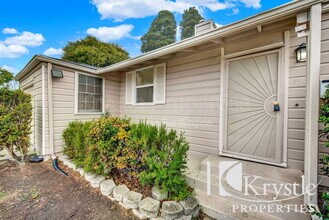 1047 Valle Vista Ave in Vallejo, CA - Building Photo - Building Photo
