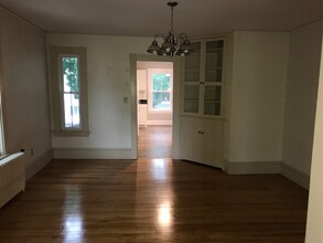 4 Weston St, Unit Apt. 2 in Augusta, ME - Foto de edificio - Building Photo