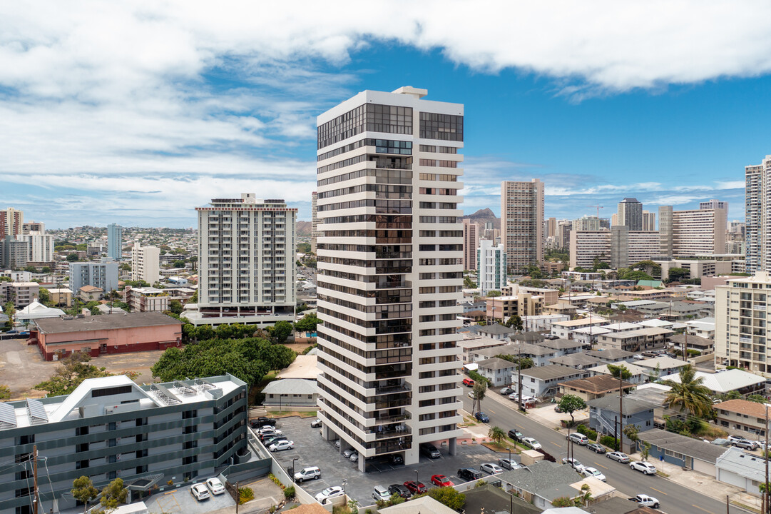 Parkside Tower in Honolulu, HI - Building Photo