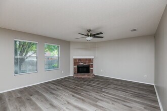 1625 Creekridge Ct in Rockwall, TX - Foto de edificio - Building Photo
