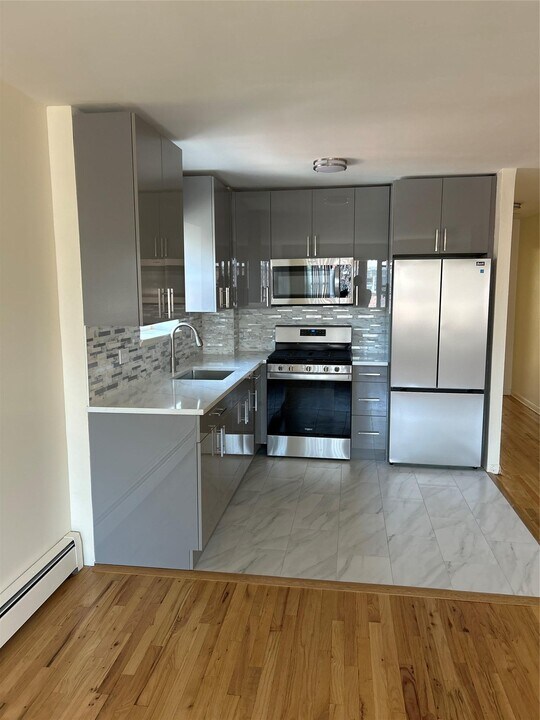 914 E 211th St in Bronx, NY - Building Photo