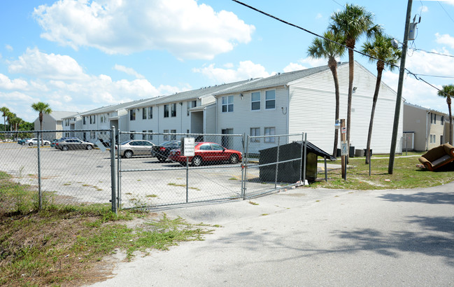 Cypress Courts Apartments in Ft. Myers, FL - Building Photo - Building Photo