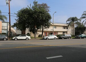 Montana Apartments in Van Nuys, CA - Foto de edificio - Building Photo