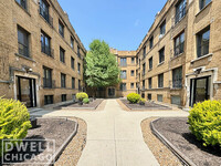 732 W Roscoe St, Unit G in Chicago, IL - Foto de edificio - Building Photo