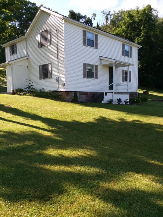 150 T585 in Saxonburg, PA - Building Photo