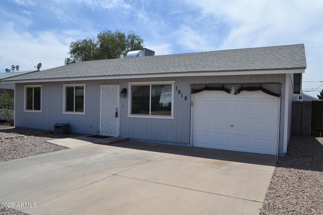 1918 S Apache Dr in Apache Junction, AZ - Foto de edificio