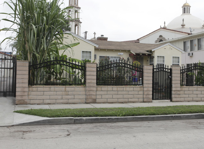 10829-10831 Bloomfield St in North Hollywood, CA - Foto de edificio - Building Photo