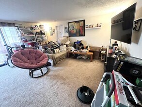 295 W Wyoming Ave, Unit 3A in Stoneham, MA - Building Photo - Building Photo