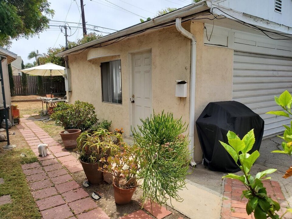 2418 32nd St, Unit GH in Santa Monica, CA - Building Photo