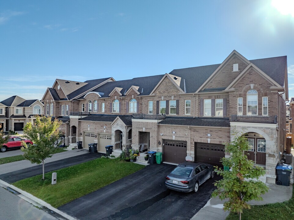 35 Military Cres in Brampton, ON - Building Photo