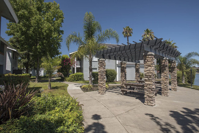 Vue at the Lake in Sacramento, CA - Foto de edificio - Building Photo