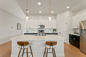 708 Bridgestone Way in Buda, TX - Foto de edificio - Building Photo