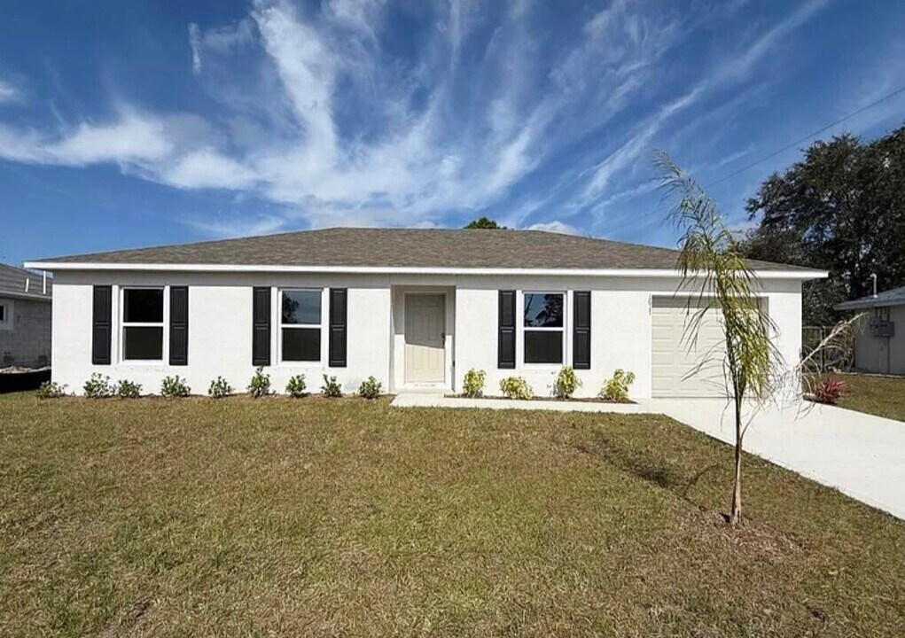 1617 Tibbets St SE in Palm Bay, FL - Building Photo