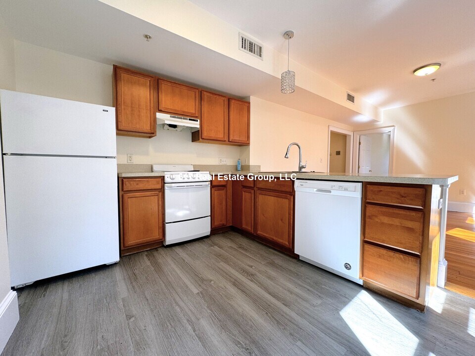 881 Massachusetts Ave in Cambridge, MA - Building Photo