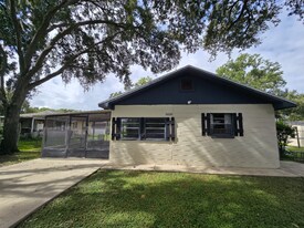5838 12th St in Zephyrhills, FL - Building Photo