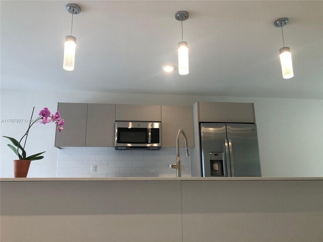 2561 NE 193rd St in Miami, FL - Building Photo - Building Photo
